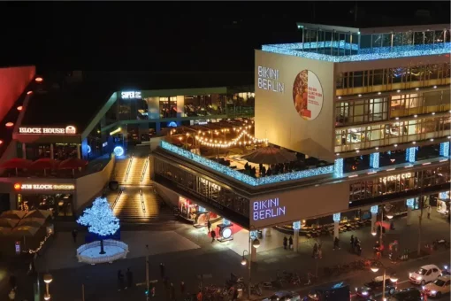 Die Dachterrasse mit den Eisstockbahnen am Spreegold Store im Bikini Berlin.